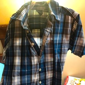 Wrangler boys size 8. Polo style dress shirt.